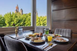 Makanan di atau berdekatan hotel