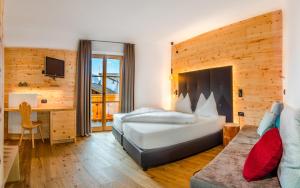 a bedroom with a bed and a desk in a room at Gasthof Zur Sonne in Laion