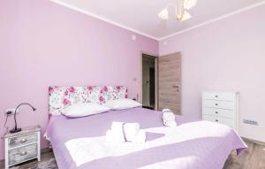 um quarto com uma cama roxa com lençóis brancos em Jane Apartment em Opatija
