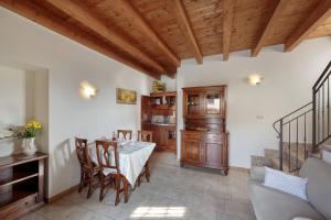 a kitchen and dining room with a table and chairs at Agriturismo Della Pieve in Bardolino