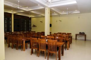 a room filled with wooden tables and chairs at Hotel bhawani palace Pipalkoti in Pīpalkoti +18 photos