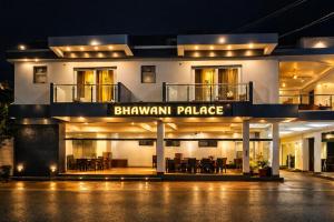 a building with a sign that reads shawmut palace at Hotel bhawani palace Pipalkoti in Pīpalkoti
