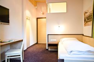 A bed or beds in a room at Hotel Tannenhof