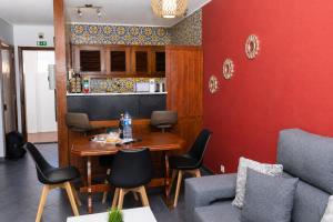 a dining room with a table and chairs at Spot Matur Apartment in Machico