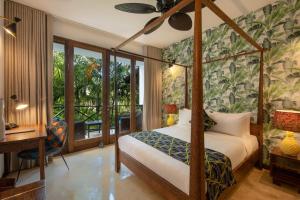 ein Schlafzimmer mit Himmelbett und Schreibtisch in der Unterkunft Z Hotel & Z2 Hotel in Nungwi + 144 Fotos