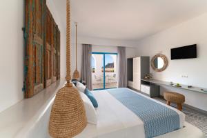 una camera da letto con un letto con un'altalena sospesa di Lindos Portes Suites - Adults Only a Líndos