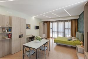 ein Schlafzimmer mit einem Bett und einem Tisch in einem Zimmer in der Unterkunft Sunshine Apartment in Pimonte