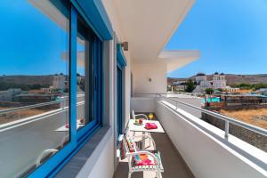 un balcone con tavolo e sedie e una finestra di Lindos Portes Suites - Adults Only a Líndos Altre 5 foto
