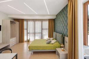 ein Schlafzimmer mit einem grünen Bett und einem Fenster in der Unterkunft Sunshine Apartment in Pimonte