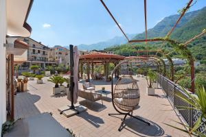 ein Balkon mit einem Stuhl und einem Pavillon in der Unterkunft Sunshine Apartment in Pimonte
