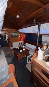 ein Zimmer mit einer Couch und einem Tisch in einem Boot in der Unterkunft Amelia in Asker + 1 Foto