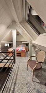 a bedroom with a bed and a chair in a room at Starlette MelleRosePlace bij Cécile in Hoeksken