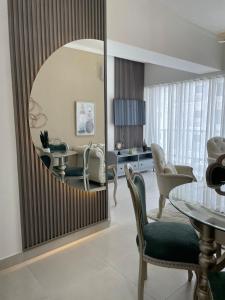 a living room with a round mirror and a table and chairs at Furnished two-bedroom apartment DN in Solorín