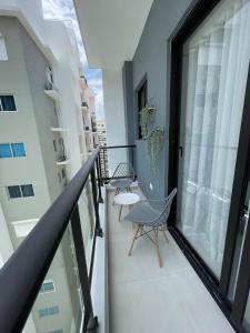 a balcony with two chairs and a window at Furnished two-bedroom apartment DN in Solorín