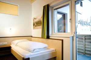 A bed or beds in a room at Hotel Tannenhof