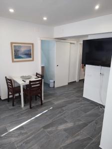 a room with a table and a flat screen tv at Apartamento Centro in Rubí