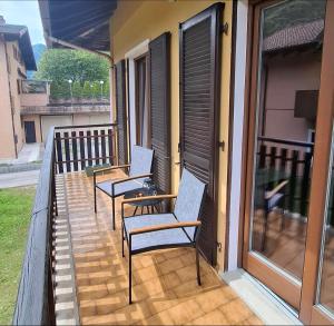 two chairs sitting on a porch with a balcony at Oasi Pieve in Pian di Scò