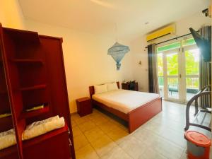a small bedroom with a bed and a window at Nandawanam Guest House Pasikuda in Kalkudah