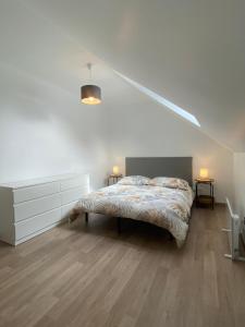 a white bedroom with a bed and two lamps at Gite de groupe lacs et forêt du jura - SPA et Sauna Privatif - Orgelet in Orgelet
