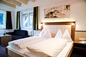 A bed or beds in a room at Hotel Tannenhof