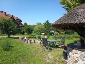 a picnic table and chairs in a yard at AZURIA agroturystyka in Pisz