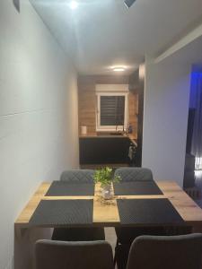a dining room with a table and chairs at Omnia Lux Apartman 4C in Šabac