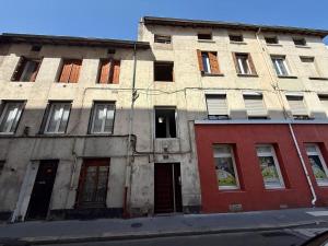 an old building on the corner of a street at L'intemporel Chez Mémé - Centre - Saint Etienne in Saint-Étienne