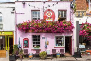 een roze gebouw met bloemen aan de zijkant bij North Parade Avenue in Oxford