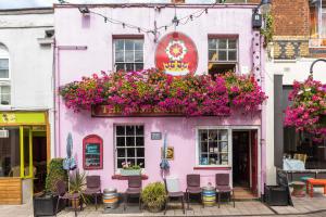 a pink building with flowers on the side of it at North Parade Avenue in Oxford