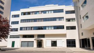 an external view of a white building at GuestReady - Tutti Frutti Studios in Porto