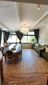 a living room with a table and a couch at L Atelier du zoo in Sablons