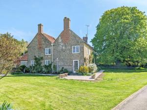 an old stone house with a large grass yard at Brooks Farmhouse - Pulborough in Pulborough