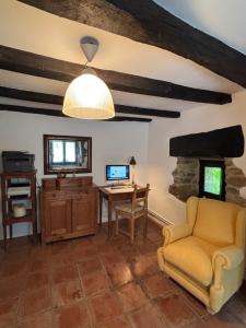 a living room with a desk and a chair at Iregi Natura Casa Rural in Oskotz