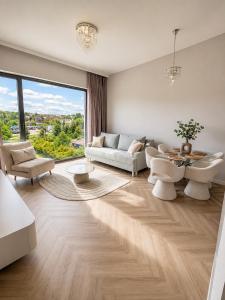 a living room with a couch and a table at Nad Zatoką Apartament 340 in Olsztyn