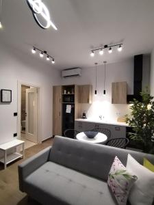 a living room with a couch and a kitchen at CONSTA Luxury House in Mantamádos