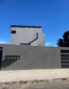 a building with a shadow on the side of a ramp at Maria Lofts in Itaguaí