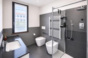 a bathroom with a shower and a toilet and a sink at Civico 44 - vicino al Centro Storico, Ospedale e Centro Iperbarico in Ravenna +26 photos