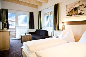 A bed or beds in a room at Hotel Tannenhof