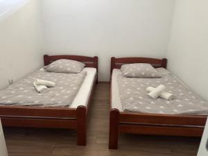 two beds sitting next to each other in a room at SAN Apartments Near Belgrade Airport in Surčin