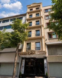 budynek z napisem Grand Hyatt Hotel w obiekcie Kavi Hotel w Stambule