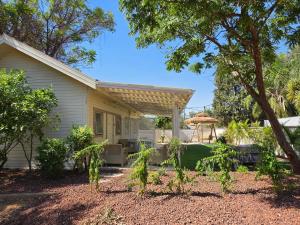 a house with a pergola and a patio at הבקתות במושבה in Rosh Pinna