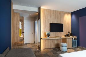 a room with a tv on a wooden wall at Zurafa Resort in Terrauzza