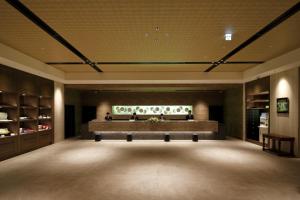 ein großes Zimmer mit einer Bank in einem Gebäude in der Unterkunft Hotel Monte Hermana Fukuoka in Fukuoka