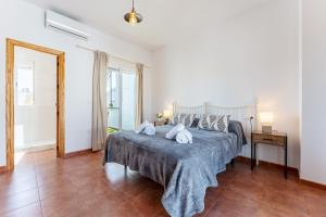 a bedroom with a bed with two pillows on it at MalagaSuite Villa Flor de Piedra in Fuente de Piedra