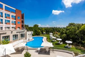an image of a pool at a hotel with umbrellas at Hotel Roma Aurelia Antica in Rome