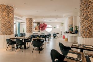 a restaurant with tables and chairs and a bar at Hotel Roma Aurelia Antica in Rome