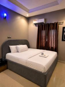 a bedroom with a large bed with a window at La Topik Hotel & Suites in Otta