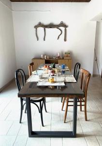 a dining room with a table and chairs at Èlpari Bed&Breakfast in Montelparo