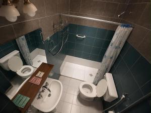 A bathroom at Borus Hotel