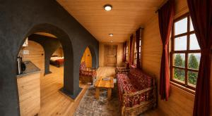 a living room with a couch and a table at Anka Köy Evi in Çamlıhemşin +1 photo